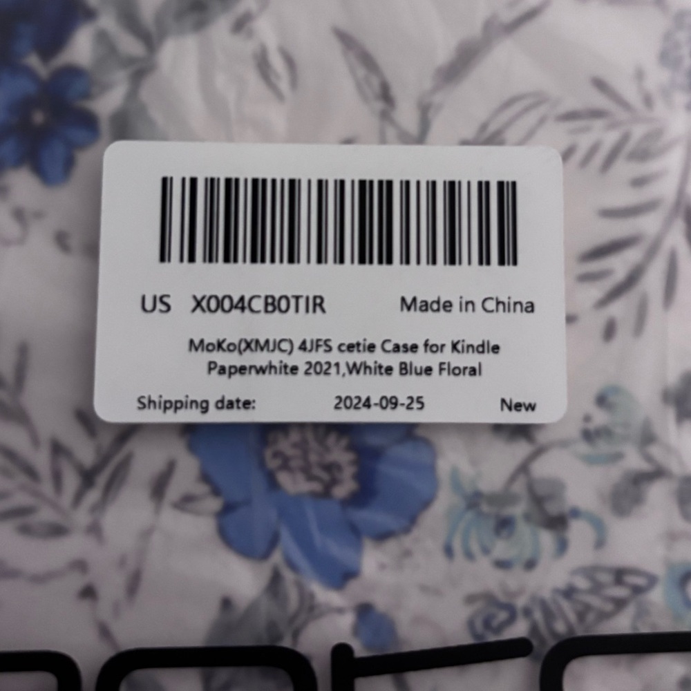 White & Blue Floral Kindle Paperwhite Case | MoKo (2021) - Picture 4 of 5